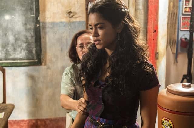 Piedade (Zezita Matos) e Luzia (Lucy Alves) em cena de "Velho Chico" (Foto: Globo/Renato Rocha Miranda)