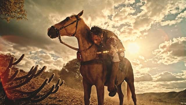 Santo (Domingos Montagner) em cena de atentado em "Velho Chico" (Foto: Globo/Frame)
