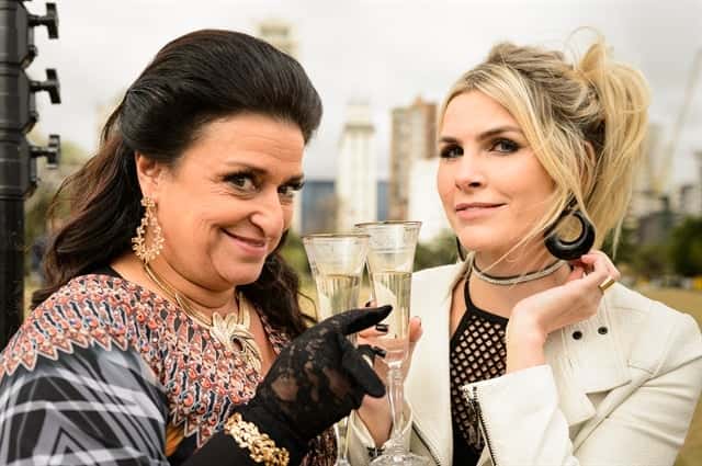 Teodora (Grace Gianoukas) e Estelinha (Julia Faria) em cena de "Haja Coração" (Foto: Globo/Ramón Vasconcelos)