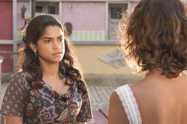 Luzia (Lucy Alves) vai atrás de Tereza (Camila Pitanga) em "Velho Chico" (Foto: Globo/Renato Rocha Miranda)