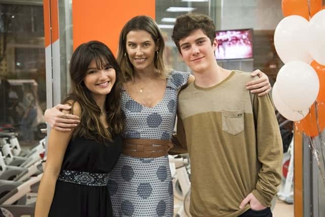 Luiza (Barbara Maia), Tânia (Deborah Secco) e Fábio (Caio Manhente) (Foto: Globo/Cesar Alves)