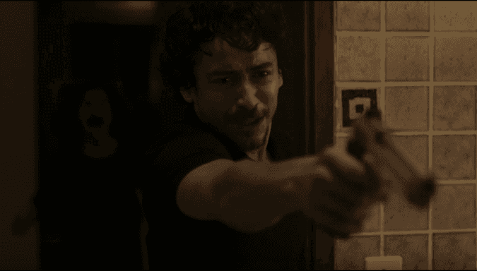 Vicente (Jesuíta Barbosa) em cena do primeiro capítulo de "Justiça" (Foto: Reprodução/Globo)