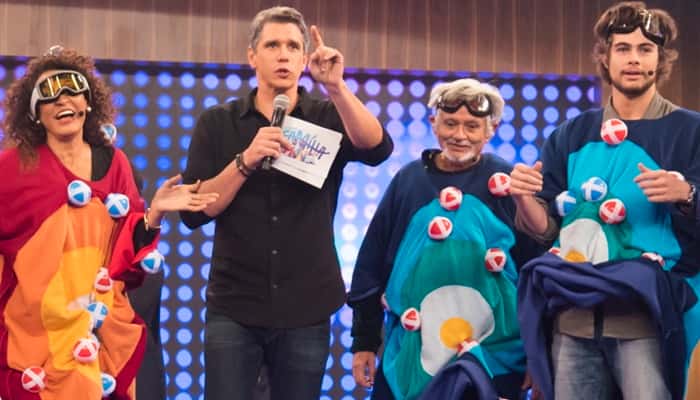 Márcio Garcia com Sheron Menezes e Rafael Vitti no "Tamanho Família" (Foto: Globo/Cesar Alves)