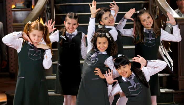 No orfanato, as meninas dançam e cantam a música Remexe, em "Chiquititas" (Foto: Lourival Ribeiro/SBT)