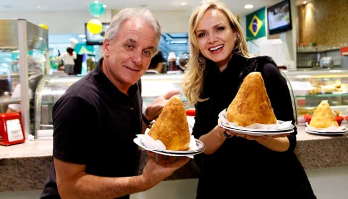 Otávio Mesquita leva Eliana para comer coxinha gigante, no "Okay Pessoal" (Foto: Lourival Ribeiro/SBT)