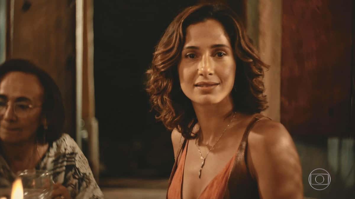 Tereza (Camila Pitanga) aos olhos de Santo (Foto: Reprodução/Globo)