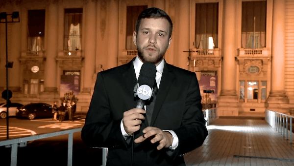 Cassius Zeilmann é o apresentador do SBT Notícias (Foto: Reprodução/Youtube)