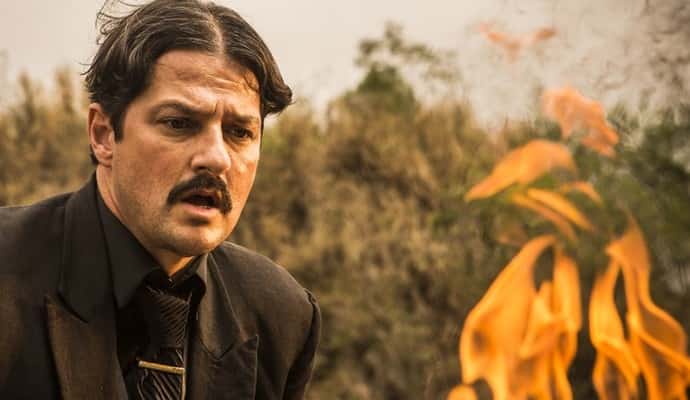 Carlos (Marcelo Serrado) coloca fogo em provas que o incriminam, em "Velho Chico" (Foto: Inácio Moraes/Gshow)
