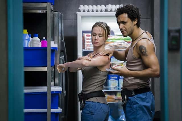 Bruna (Mariana Ximenes) e Artur (Rui Ricardo Diaz) em cena de "Supermax" (Foto: Globo/Tata Barreto)