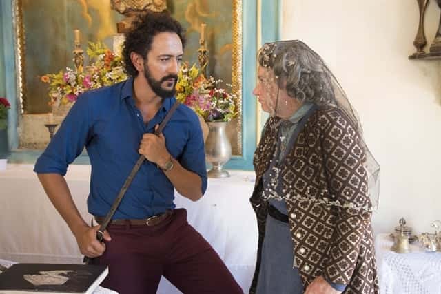 Encarnação (Selma Egrei) e Bento (Irandhir Santos) em cena de "Velho Chico" (Foto: Globo/Cesar Alves)