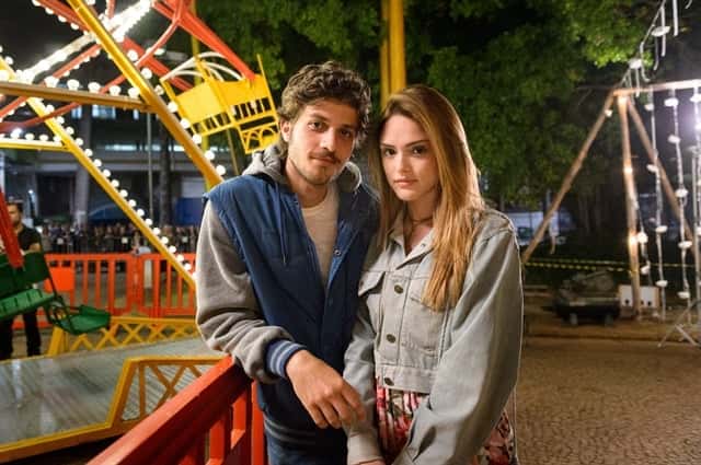 Pedro (Chay Suede) e Helô (Isabelle Drummond) em "A Lei do Amor (Foto: Globo/Ramón Vasconcelos)
