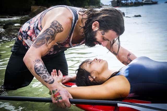 Ralf (Henri Castelli) surpreende Hirô (Carolina Nakamura) com beijo, em "Sol Nascente" (Foto: Globo/João Miguel Júnior)