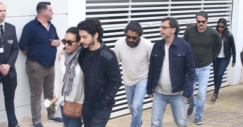 Parte do elenco da novela deixando o velório de Domingos Montagner (Thiago Duran/AgNews)