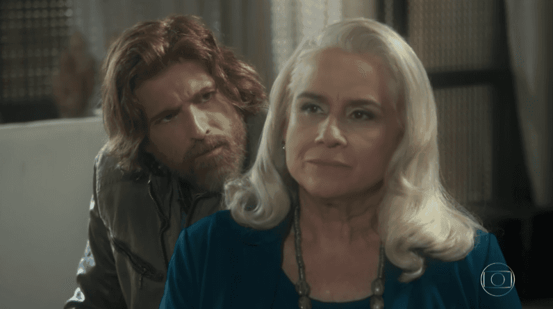 Pedro (Reynaldo Gianecchini) e Magnólia (Vera Holtz) em cena de "A Lei do Amor" (Foto: Reprodução/Globo)
