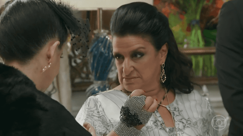 Teodora (Grace Gianoukas) em cena de "Haja Coração" (Foto: Reprodução/Globo)