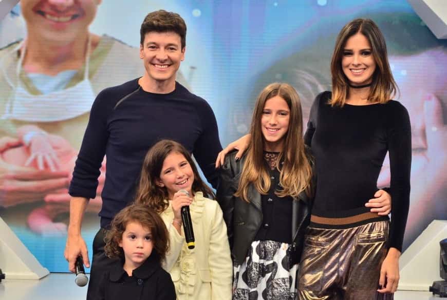 Faro ao lado da esposa e das filhas. (Foto: Divulgação/Antonio Chahestian/Record)