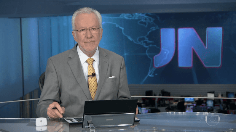 Alexandre Garcia no comando do Jornal Nacional (Foto: Reprodução/Globo)