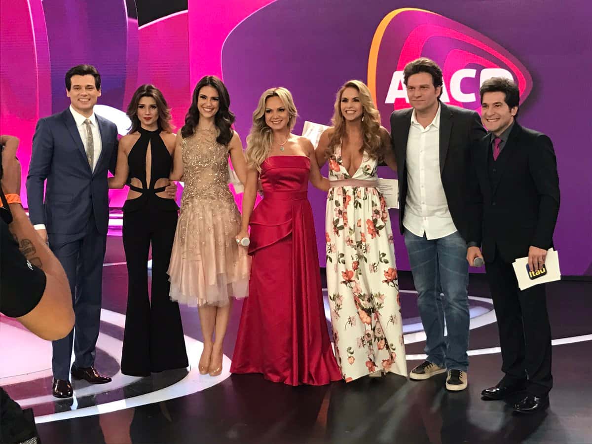 Chris Flores ao lado de outros artistas no Teleton (Foto: Divulgação)