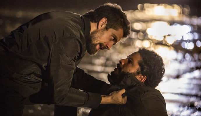 Cesar (Rafael Cardoso) e Wagner (Felipe Mago) em cena de "Sol Nascente" (Foto: Felipe Monteiro/Globo)