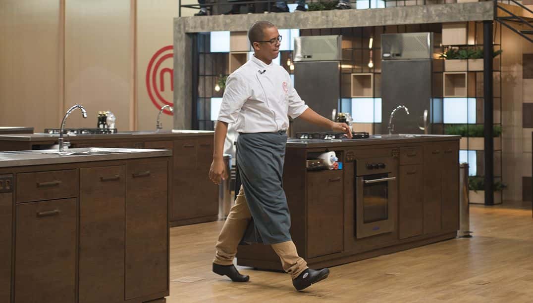João Lima deixa a cozinha do MasterChef Profissionais (Foto: Carlos Reinis/Band)