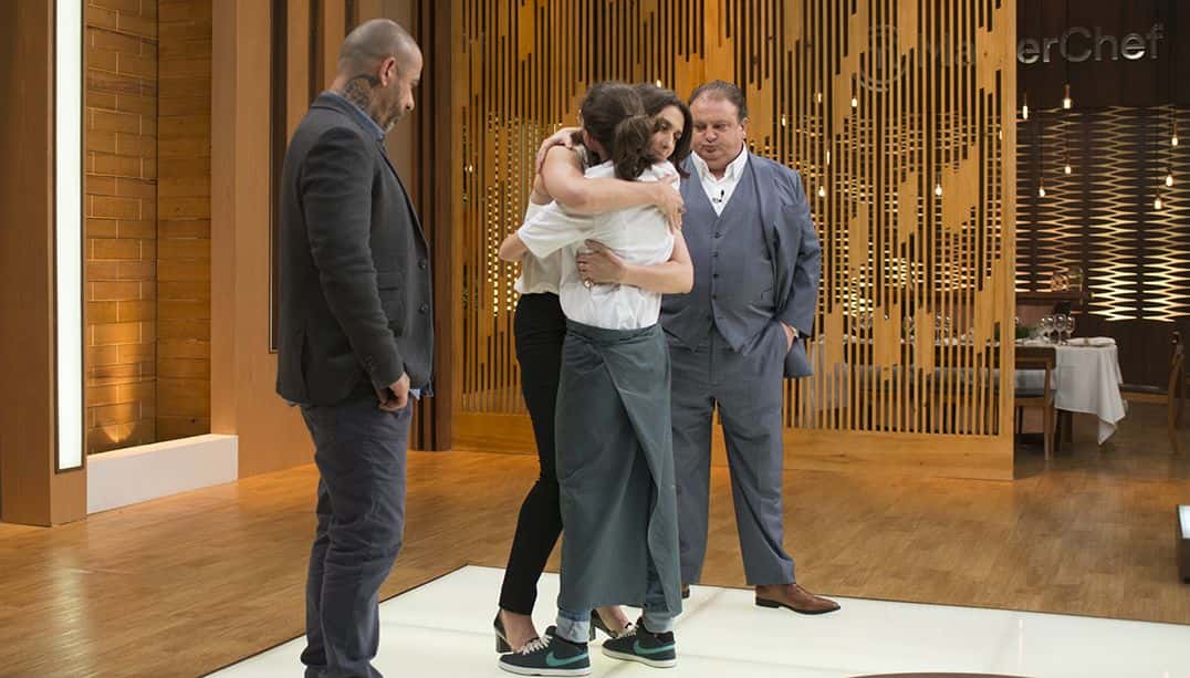Fádia Cheiato recebe o abraço de Paola Carosella ao ser eliminada (Foto: Carlos Reinis/Band)