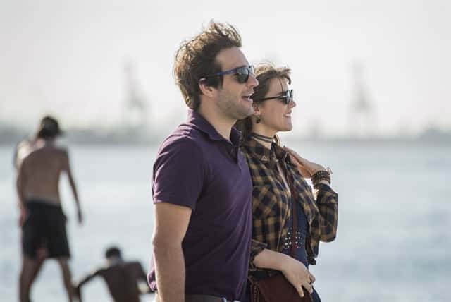 Tiago (Humberto Carrão) e Isabela (Alice Wegmann) no Rio de Janeiro (Foto: Globo/João Cotta)