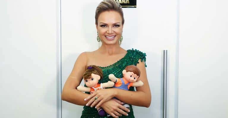 Eliana com os bonecos do Teleton durante a maratona deste ano (Foto divulgação)