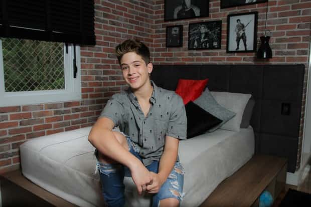João Guilherme posa em seu quarto e abre a casa para o EGO (Foto: Amauri Neh / EGO)
