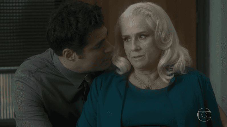 Ciro (Thiago Lacerda) e Magnólia (Vera Holtz) em cena de "A Lei do Amor" (Foto: Reprodução/Globo)