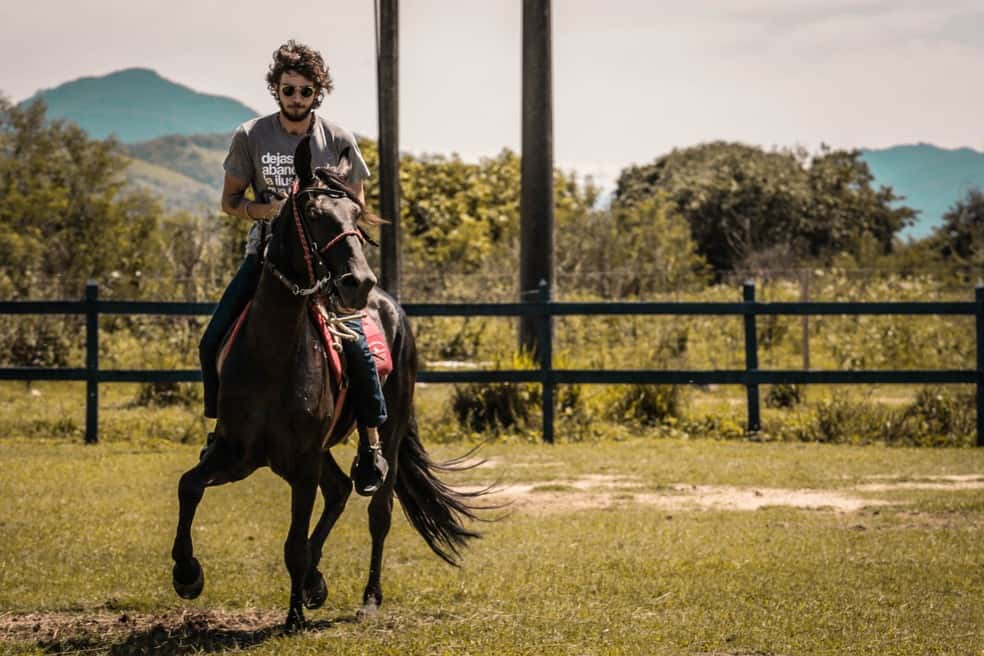 Chay Suede em preparação para "Novo Mundo" (Foto: Divulgação)