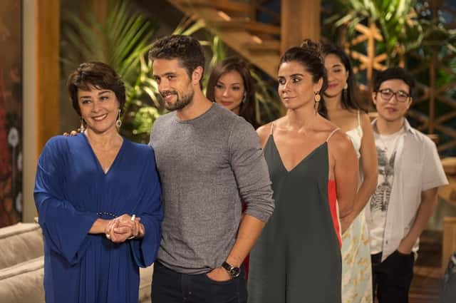 Mocinha (Nivea Maria), acompanhada de Cesar (Rafael Cardoso) chega a Arraial do Sol Nascente (Foto: Globo/Mauricio Fidalgo)
