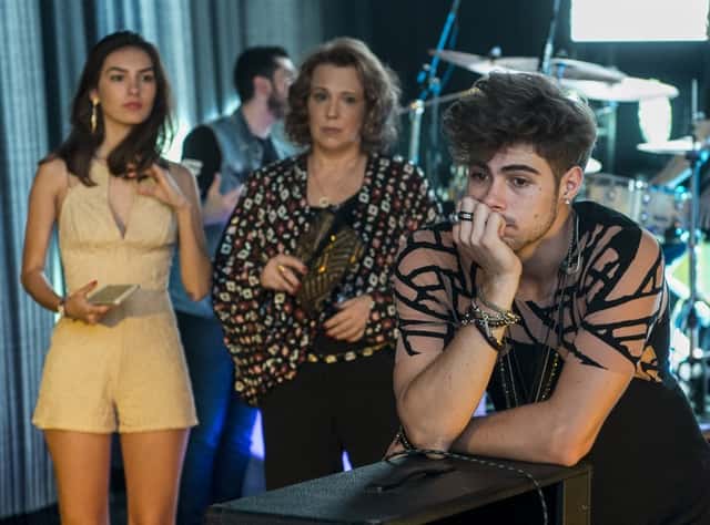 Léo Régis (Rafael Vitti), Néia (Ana Beatriz Nogueira) e Yasmin (Marina Moschen) em cena de 'Rock Story' (Foto: Globo/Estevam Avellar)