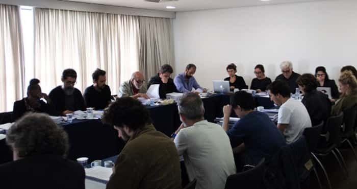 Elenco da série reunido em leitura de roteiros. (Foto: Reprodução/Instagram)