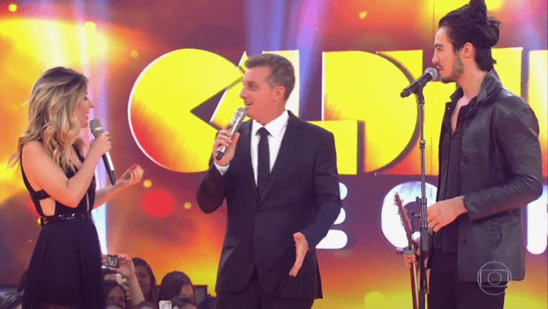Tatá Werneck, Luciano Huck e Tiago Iorc no "Caldeirão de Ouro" (Foto: Reprodução/Globo)