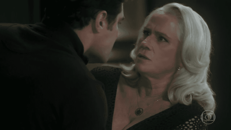 Ciro (Thiago Lacerda) e Mag (Vera Holtz) em cena de "A Lei do Amor" (Foto: Reprodução/Globo)