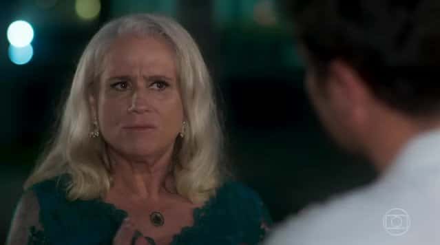 Magnólia (Vera Holtz) em cena de "A Lei do Amor" (Foto: Reprodução/Globo)