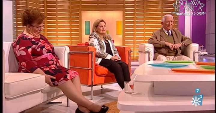 Créditos: reprodução/Facebook Senhora cochila durante programa ao vivo de TV e vídeo viraliza na web