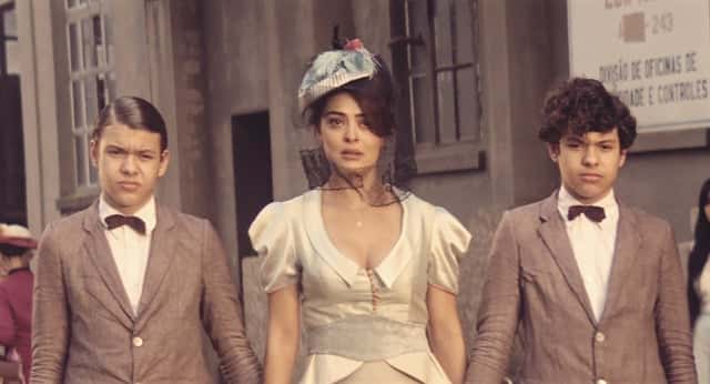Zana (Juliana Paes), Yaqub (Lorenzo Rocha) e Omar (Enrico Rocha) em cena de 'Dois Irmãos' (Foto: Globo/Divulgação)
