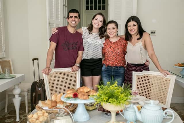 Marcius Melhem, Agatha Moreira, Carol Portes e Veronica Debom no esquete 'Café na Casa dos Outros' (Foto: Globo/Raquel Cunha)
