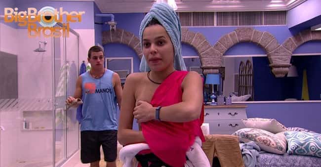 Mayla pagou peitinho logo no primeiro dia de confinamento (Foto reprodução)