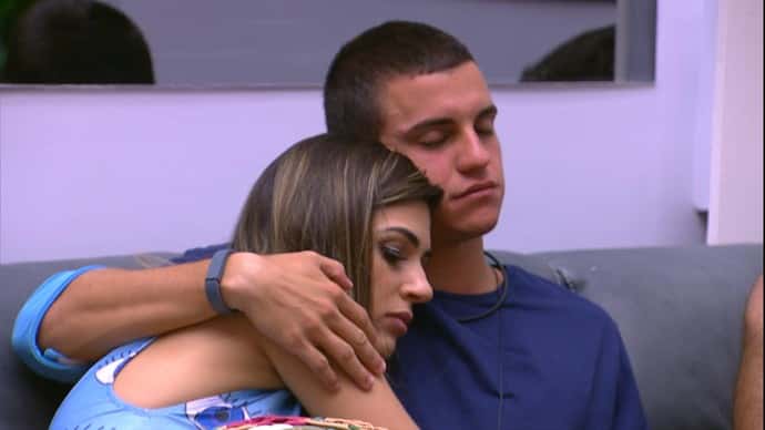 Vivian e Manoel viveram um affair na casa (Foto: Reprodução/TV Globo)
