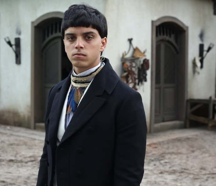 Rodrigo Simas vivendo o índio Piatã em "Novo Mundo" (Foto: Guto Botelho)
