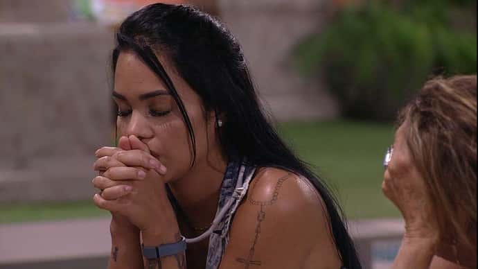Mayara desabafa na parte externa da casa (Foto reprodução)