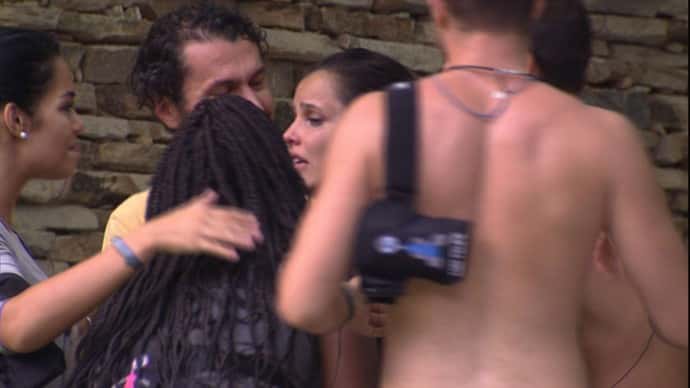 Após mais 19 horas de prova de resistência, Rômulo desiste. Emilly fica muito emocionada e chora depois que o brother vai embora. Não demora muito, os dois chegam na parte externa e são aplaudidos pelos outros brothers.