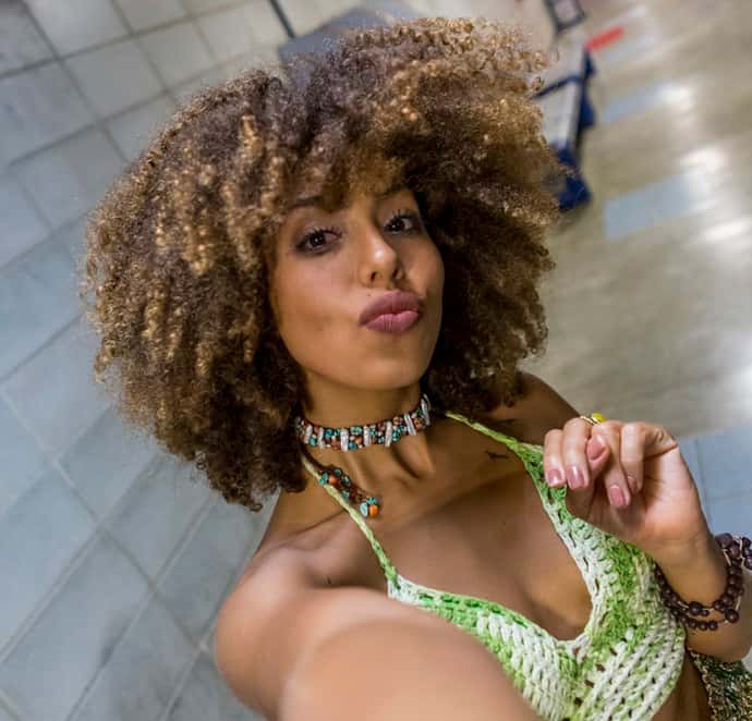 Gabi Flor faz selfie logo após ser eliminada no BBB17 (Foto: Artur Meninea/Gshow)