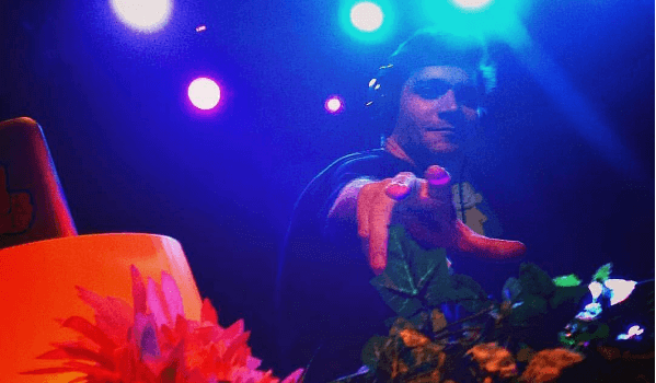 Armando Babaioff se apresenta como DJ (Foto: Reprodução/Instagram)
