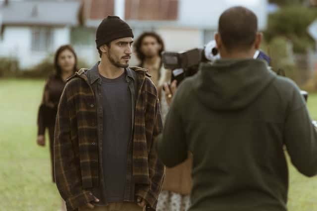 Renato Góes (Renato) nos bastidores de gravação de "Os Dias Eram Assim" em Chiloé, no Chile (Foto: Globo/Mauricio Fidalgo)