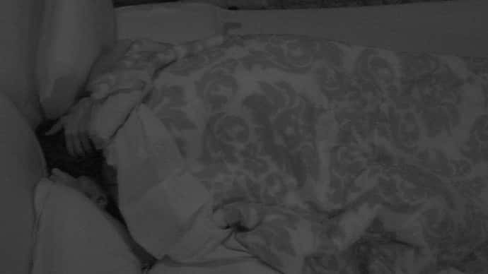 Marcos e Emilly mais uma vez aproveitam o edredom (Foto Gshow)