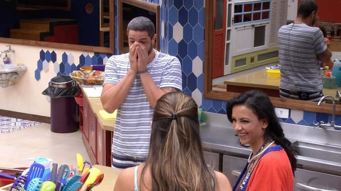 Daniel conversa com as colegas de confinamento (Foto: Reprodução/GShow)