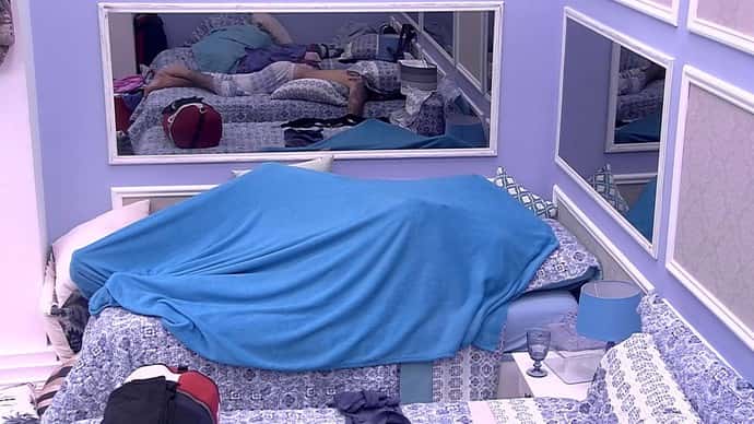 Marcos e Emilly debaixo do edredom no "BBB17" (Foto: Divulgação/Globo)